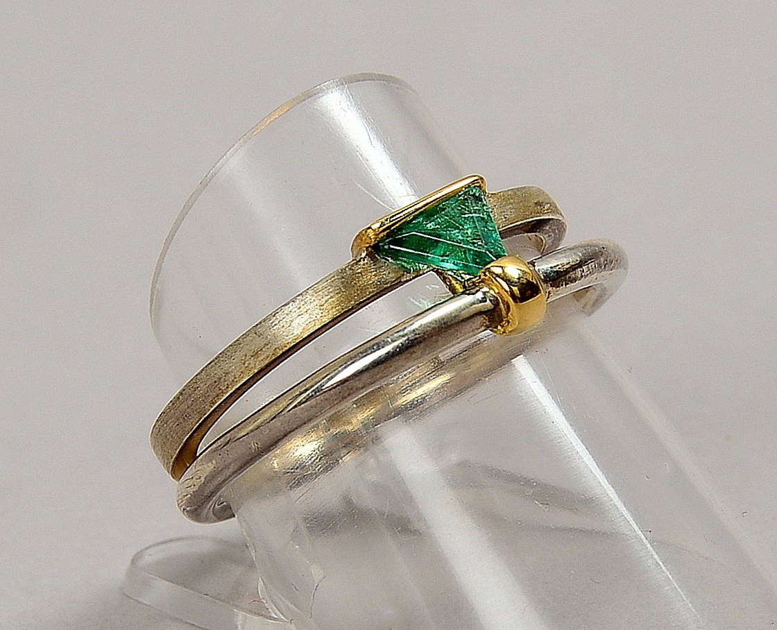 Designerring (Goldschmiedearbeit), 925 Sterlingsilber (gest.) und Gold, mit Smaragd