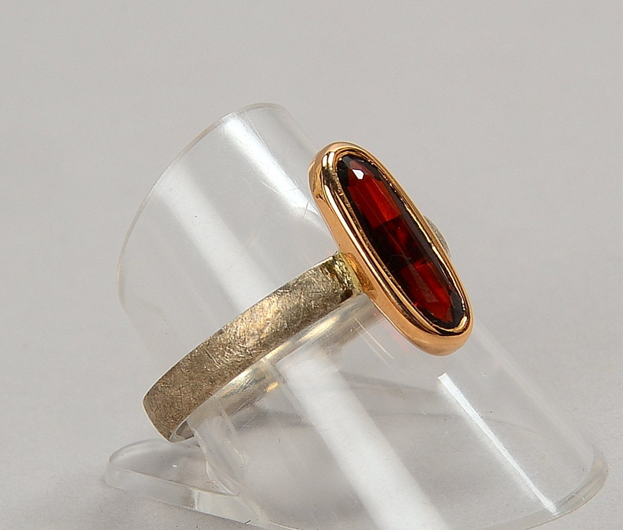Designerring (Goldschmiedearbeit), 925 Sterlingsilber (gest.) und Gold, mit Granatbesatz
