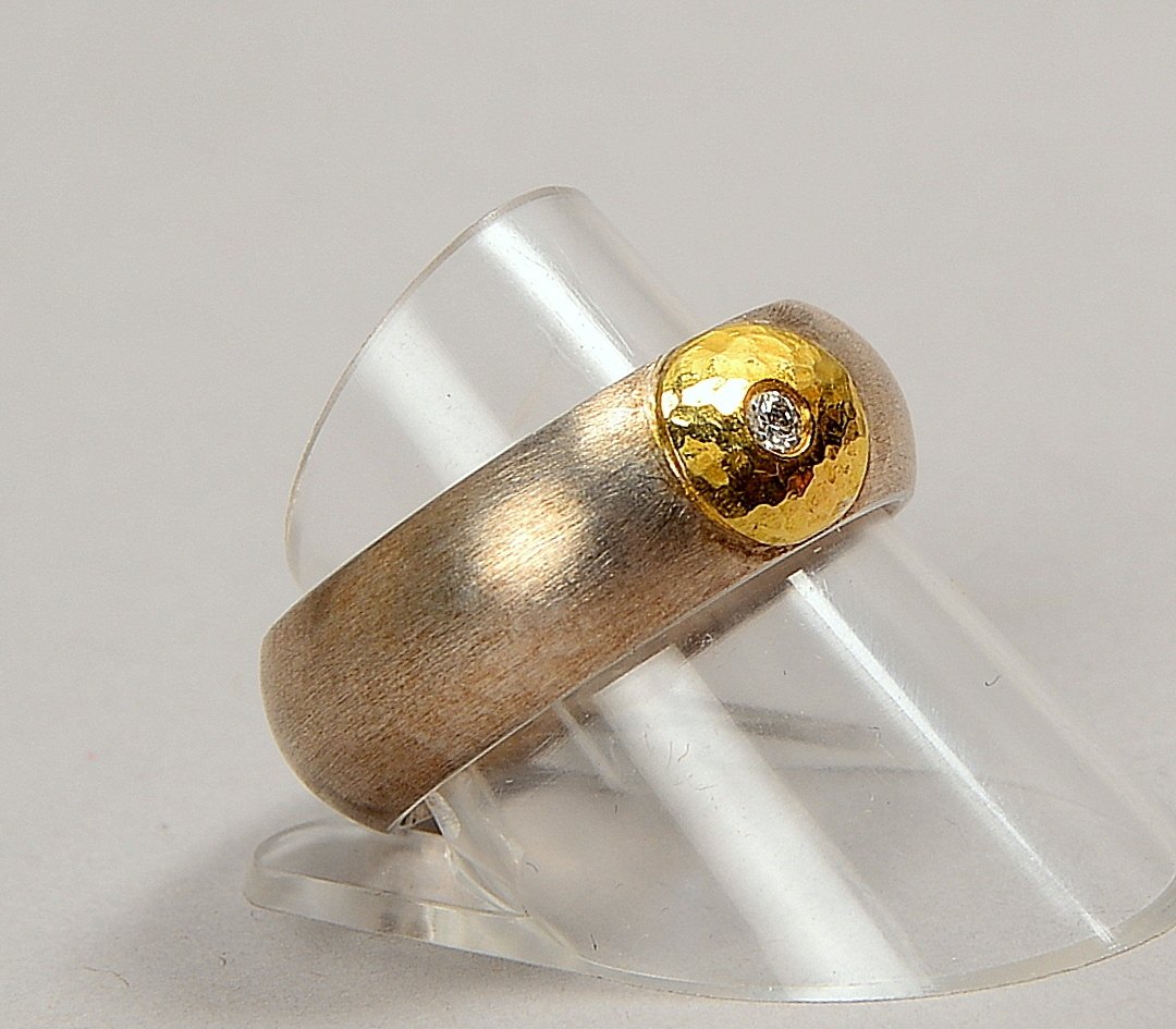 Designer-Bandring (Goldschmiedearbeit), 925 Sterlingsilber (gestempelt) und Gold, mit kl. Brillant