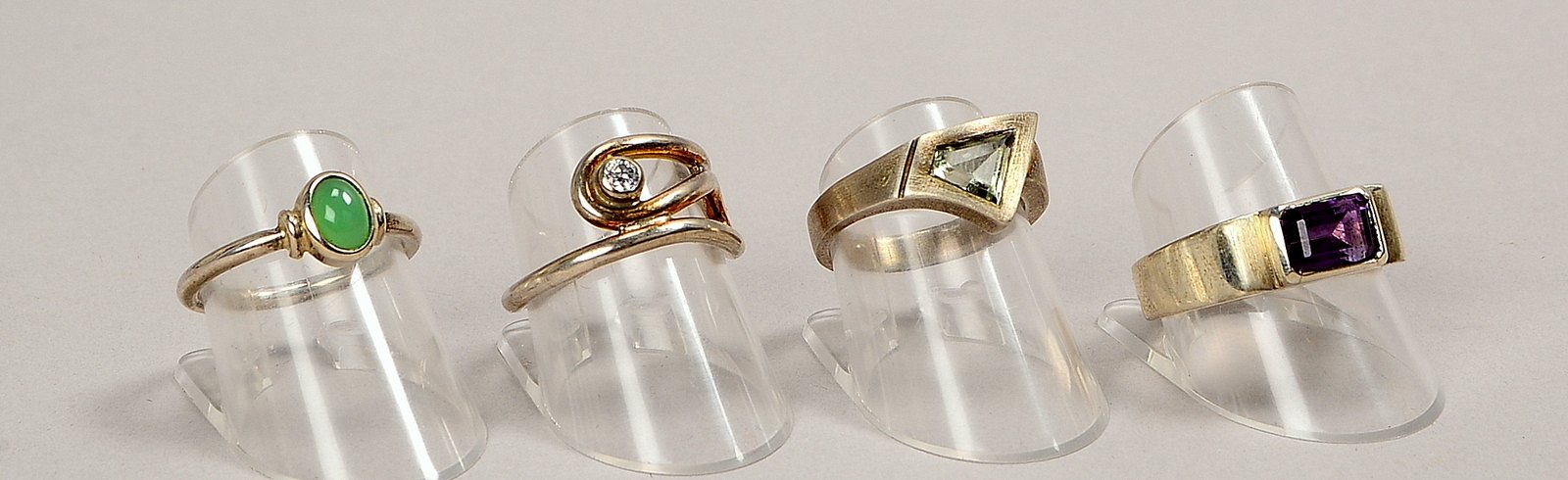 4 Designerringe (Goldschmiedearbeiten), 925 Sterlingsilber (gest.), verschiedene Ausf.