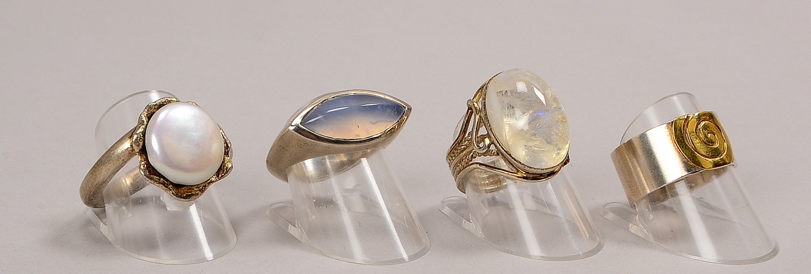 4 Designerringe (Goldschmiedearbeiten), 925 Sterlingsilber (gest.), verschiedene Ausf.