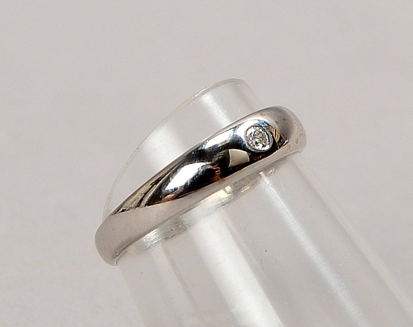 Ring, 585 GG (gest.), besetzt mit einzelnem kl. Brillant; RG 40, Gew. 1,50 g