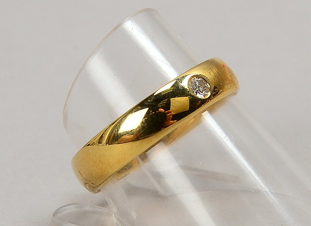 Ring/Ehering, 585 GG (gest.), besetzt mit einzelnem kleinem Brillant von ca. 0,05 ct