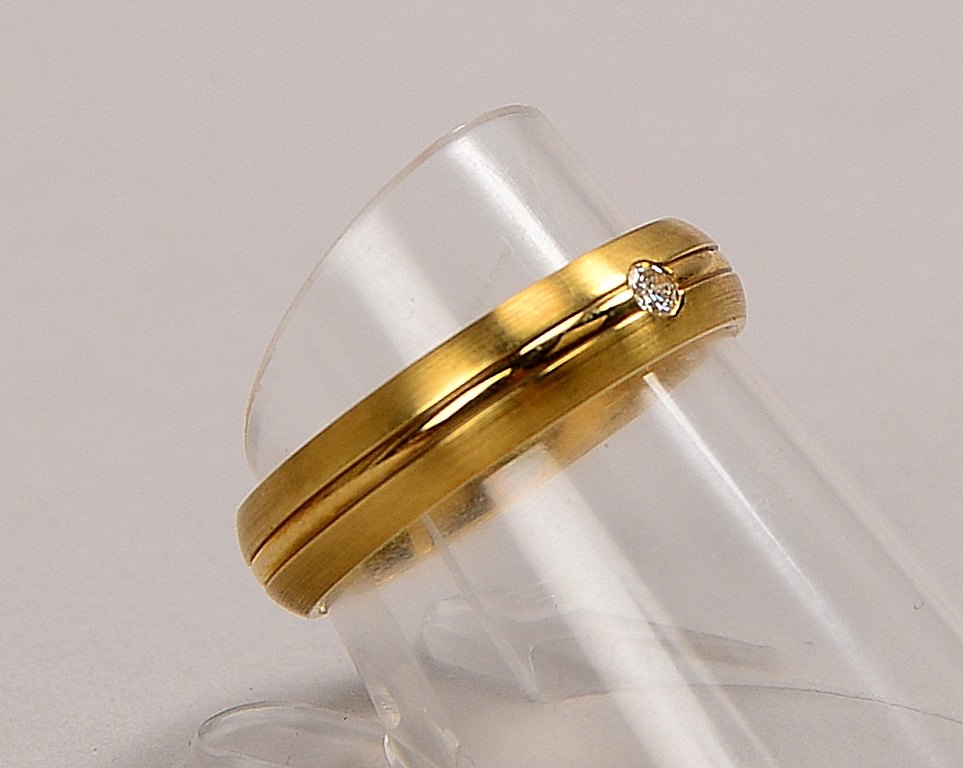 Ring/Ehering, 585 GG (gest.), besetzt mit einzelnem kleinem Brillant von 0,04 ct