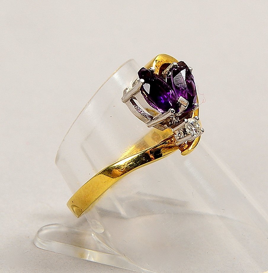 Ring, 585 GG (gest.), mit 2-fachem Amethystbesatz und einzelnem kleinem Brillant