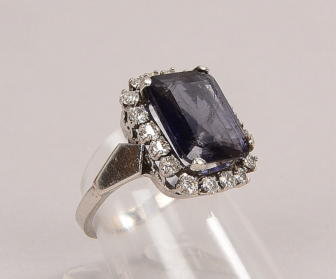 Ring, 585 WG (gest.), besetzt mit einzelnem Amethyst von ca. 4,85 ct und Brillanten