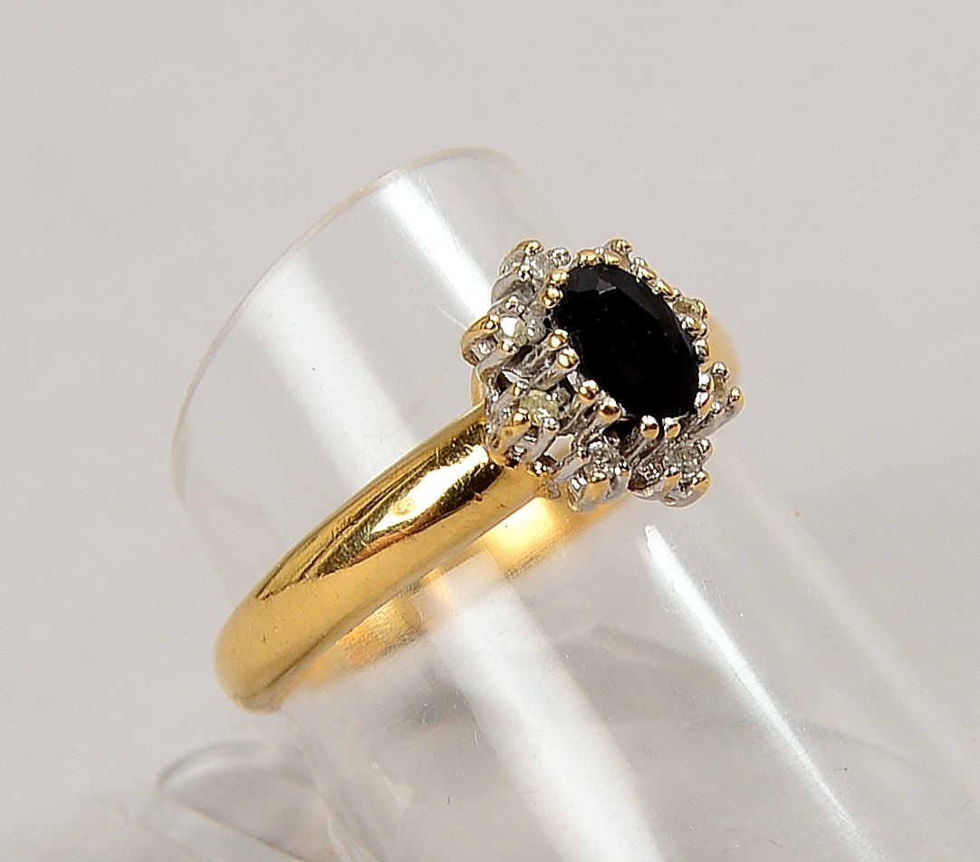 Ring, 585 GG/WG (gest.), besetzt mit einzelnem Saphir und kleinen Diamanten