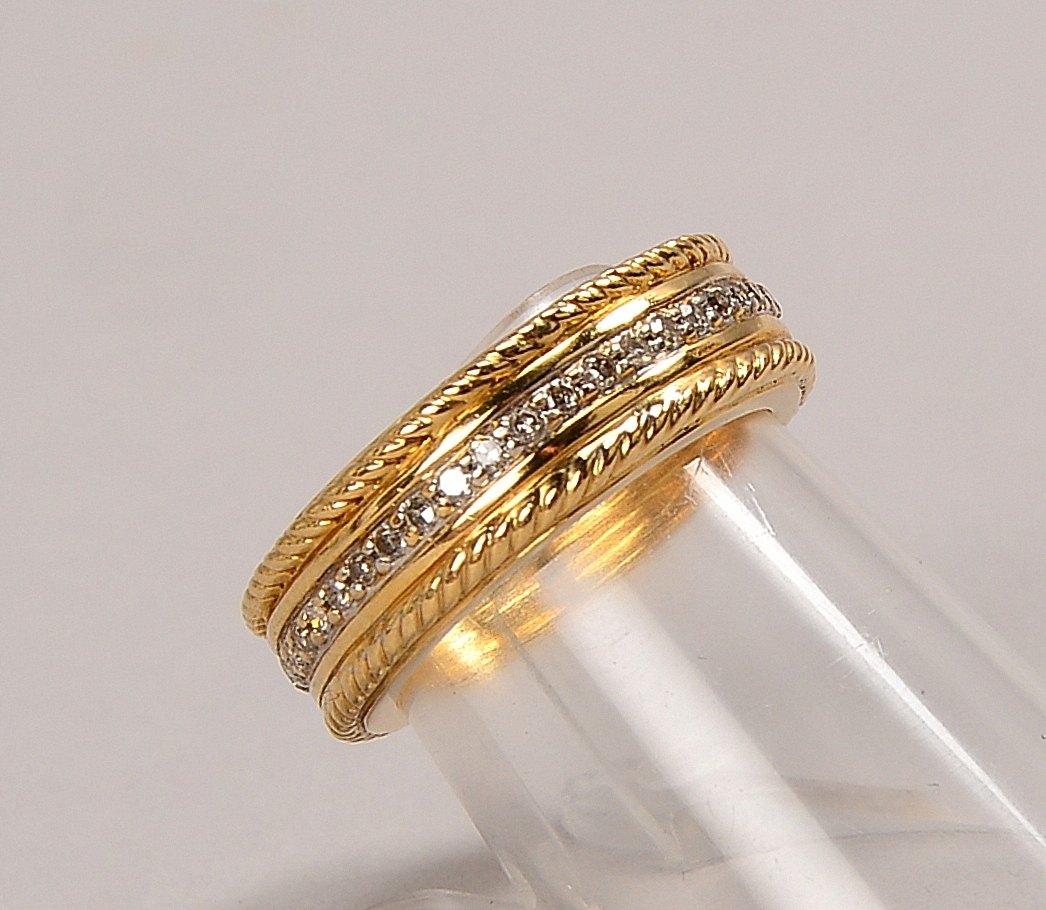 Ring, 585 GG (gest.), Ringschiene umlaufend besetzt mit kleinen Diamanten