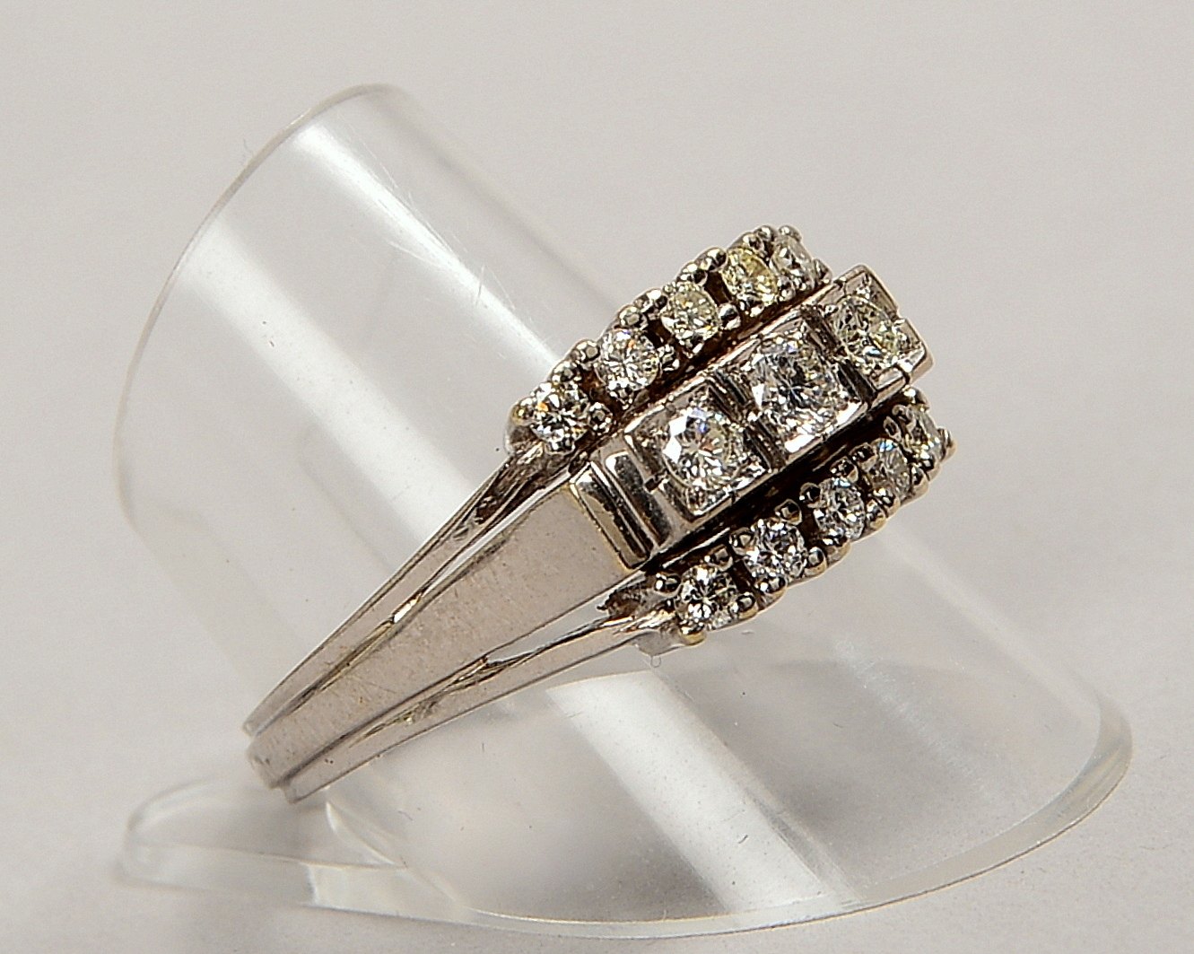 Ring, 585 WG (gest.), mit 13-fachem Brillantbesatz/zusammen 0,48 ct; RG 62, Gew. 5 g