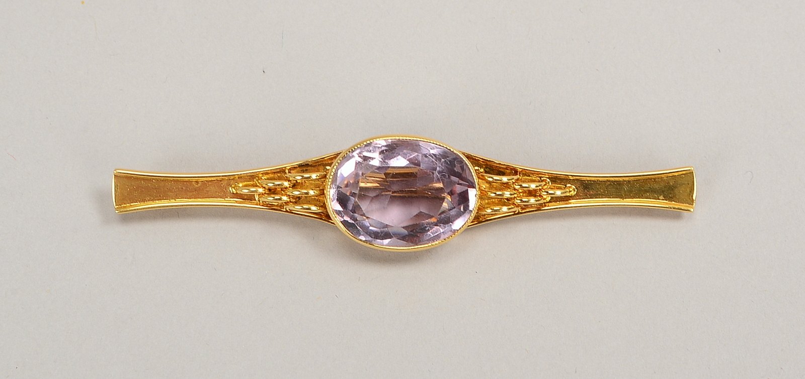 Brosche, 585 GG/WG (gest.), besetzt mit einzelnem Amethyst, Stein im Ovalschliff