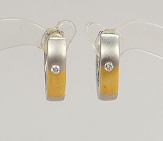 Paar Creolen, 750 GG/WG (gest.), besetzt mit je einzelnem kleinem Diamant