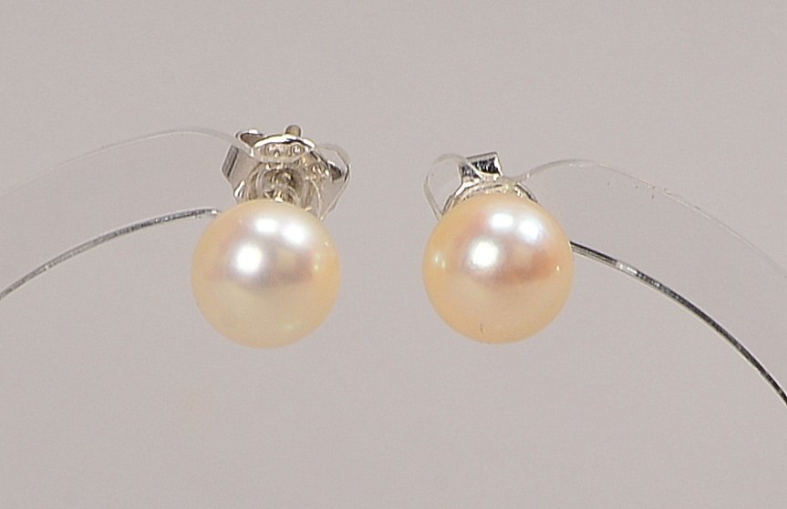 Paar Ohrstecker, 585 WG (gest.), besetzt mit je einzelner Perle; Ø 7 mm, Gew. 1,80 g