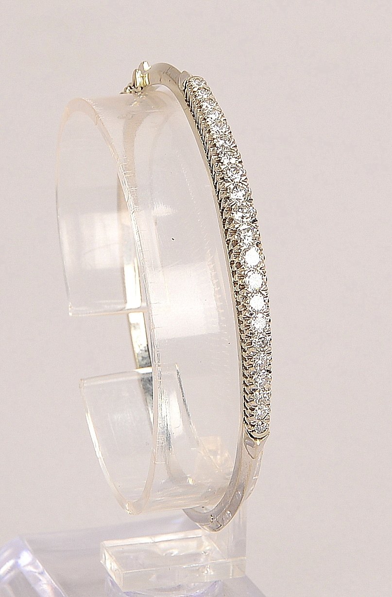 Armreif, 750 WG (gest.), mit 21-fachem Brillantbesatz/ca. 1,25 ct, Steine verlaufend