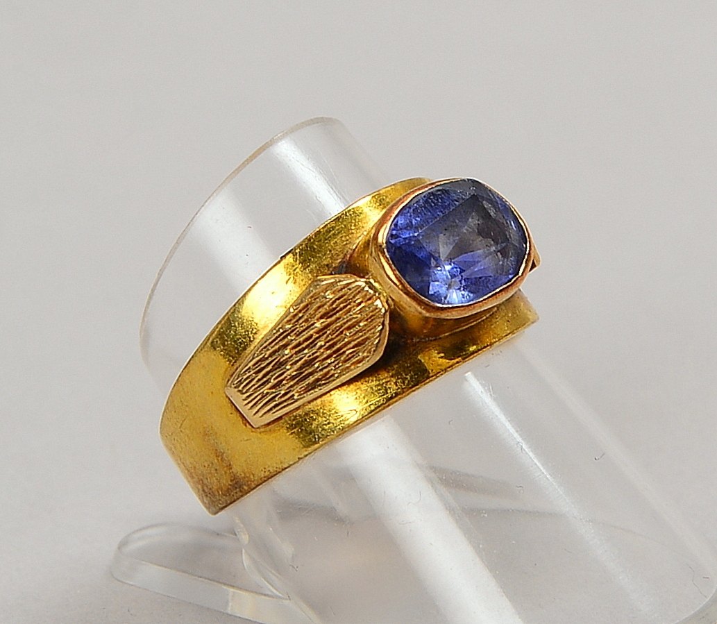 Ring, 585 GG (gest.), mit einzelnem Saphir, facettierter Stein im Ovalschliff; RG 57