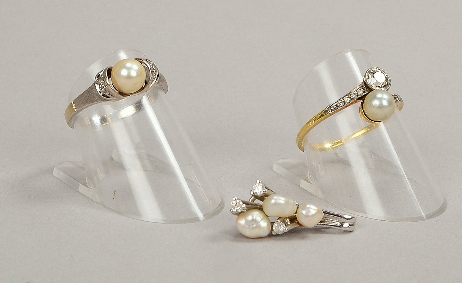 Goldschmuck, 585 GG/WG (gest.), mit Perlenbesatz und Diamanten: Anhänger und 2x Ringe