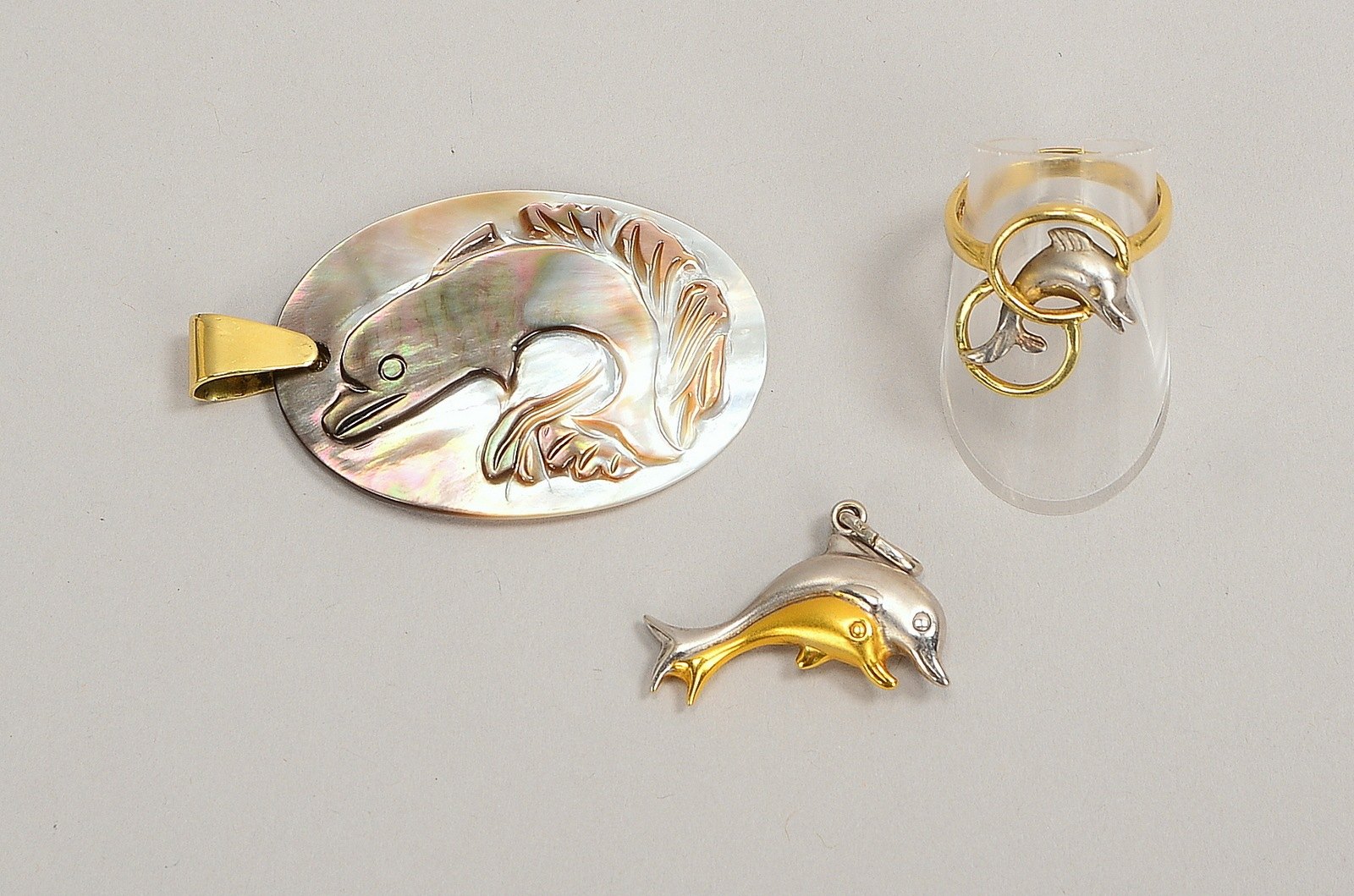 Goldschmuck, 585 GG/WG (gest.): Anhänger und Ring; anbei Perlmutt-Anhänger