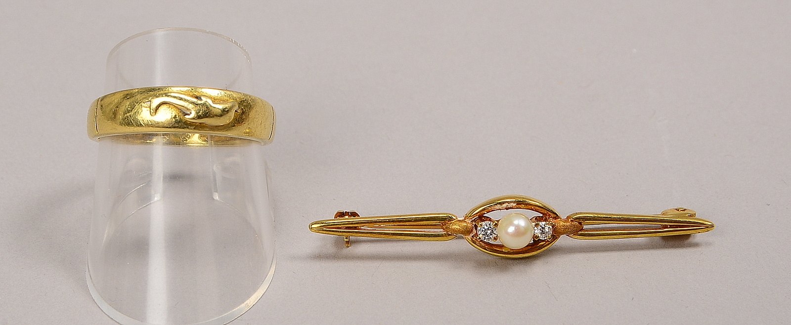 Goldschmuck, 585 GG (gest.): Brosche, mit Perle und 2x kleinen Diamanten, und Ring