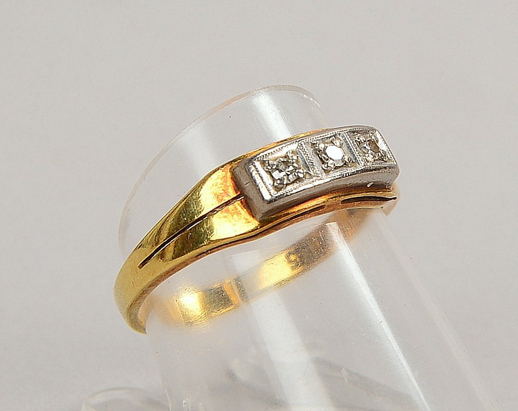 Ring, 585 GG/WG (gest.), mit 3-fachem Diamantbesatz; RG 54, Gew. 2,50 g