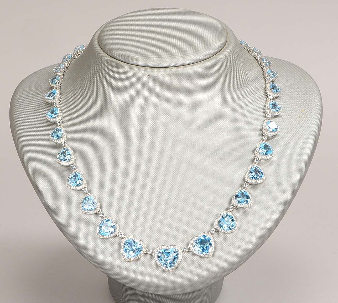 Collier, 925 Sterlingsilber, mit 33-fachem Topasbesatz, facettierte Steine im Herzschliff
