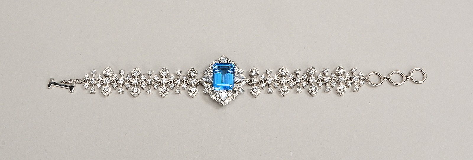 Armband, 925 Sterlingsilber, mit einzelnem Topas und vielfachem Zirkonbesatz