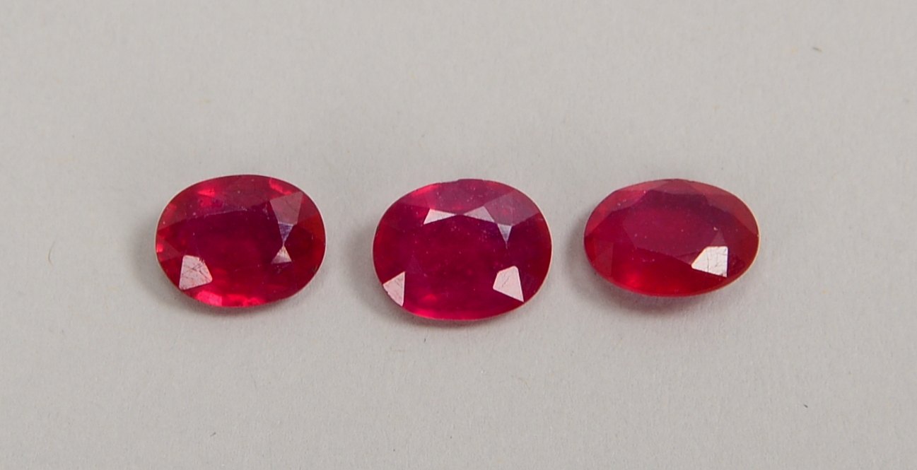 3 natürliche Rubine (Mosambik), ca. 10,60 ct, facettierte Steine im Ovalschliff - behandelt!