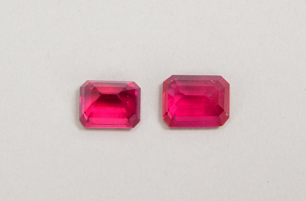 2 natürliche Rubine (Mosambik), ca. 11,55 ct, Steine im Smaragdschliff - behandelt!