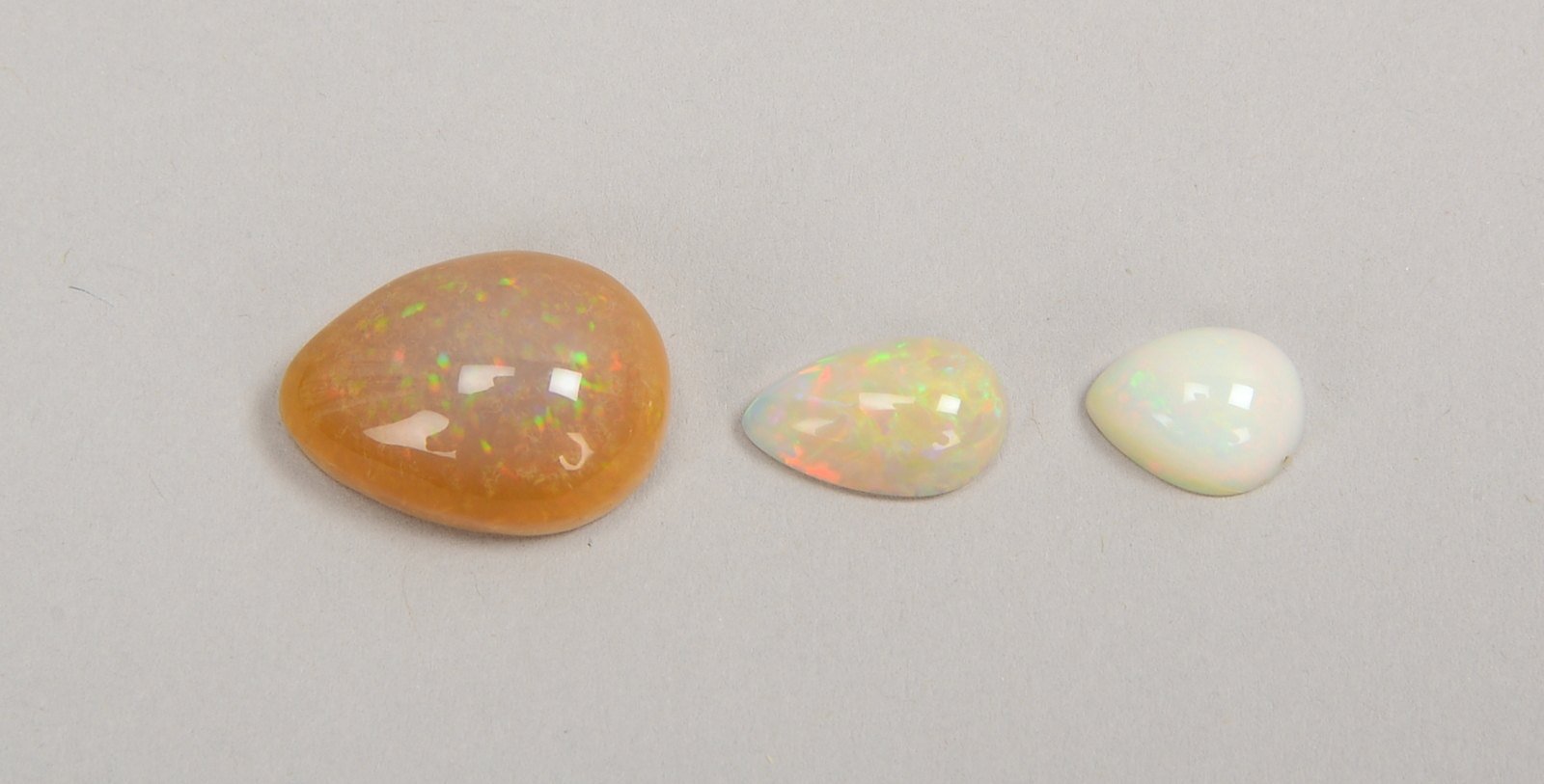 3 Opale/zusammen ca. 16,50 ct, tropfenförmige Steine im Cabochonschliff