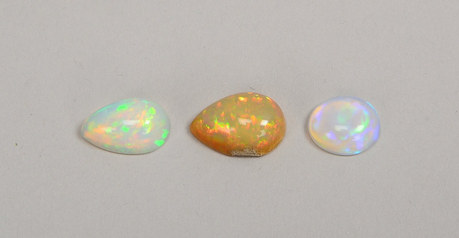 3 Opale/zusammen 12,90 ct, ovale und tropfenförmige Steine im Cabochonschliff