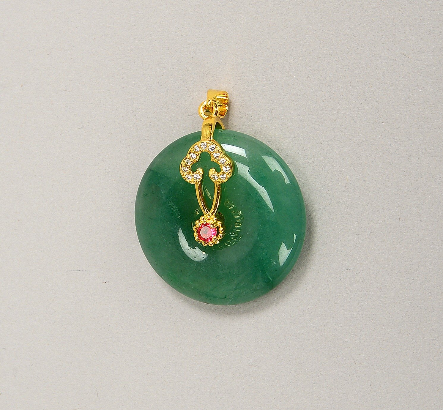 Anhänger (China), vergoldete Metallfassung mit Schmucksteinbesatz; Ø 3 cm, Gew. 10,90 g