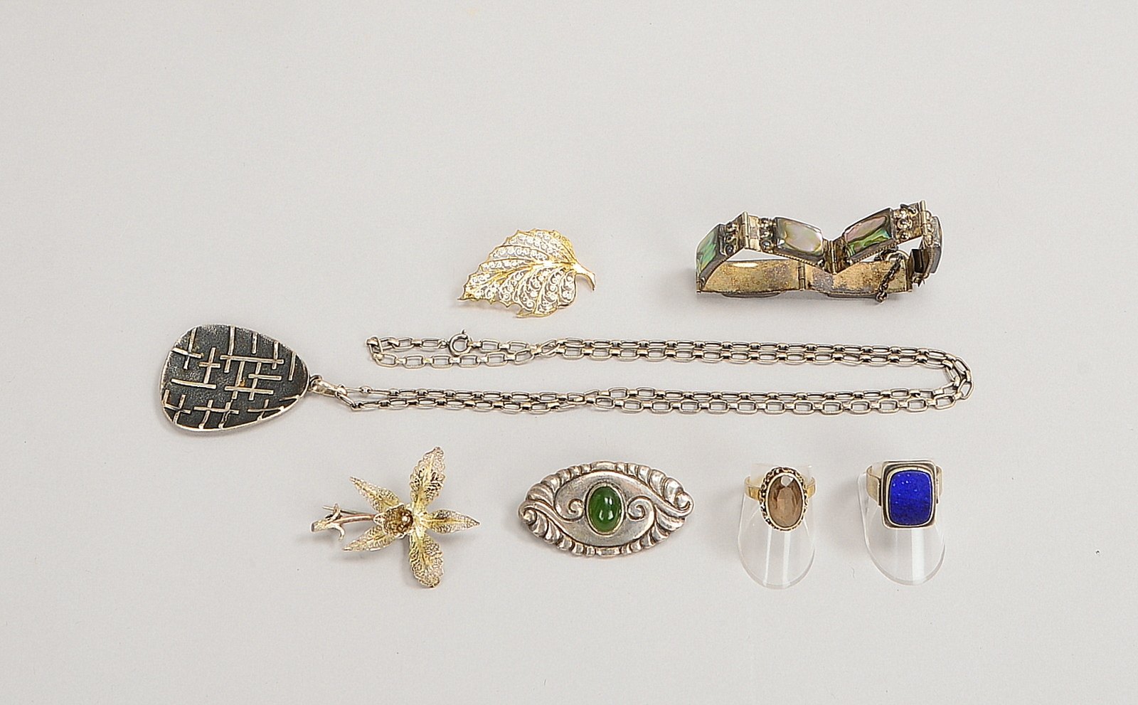 Silberschmuck, versch. Silbergehalte und Teile: Armband, Broschen, Ringe u.a.; Gew. 65,50 g