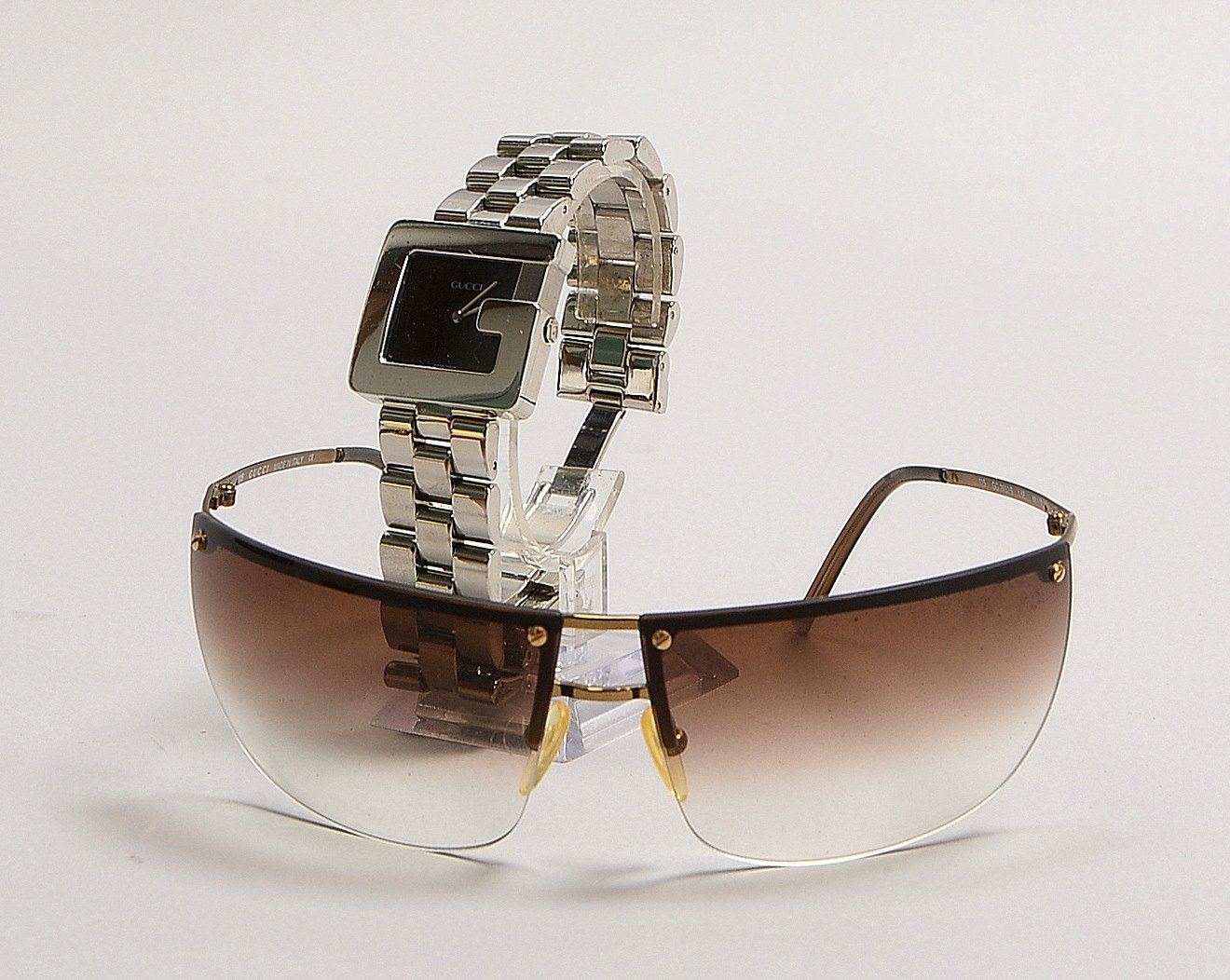 Gucci, 2 Designer-Damenaccessoires: DAU 'Timepieces', und Sonnenbrille, Mod. '2652/S, L6E'