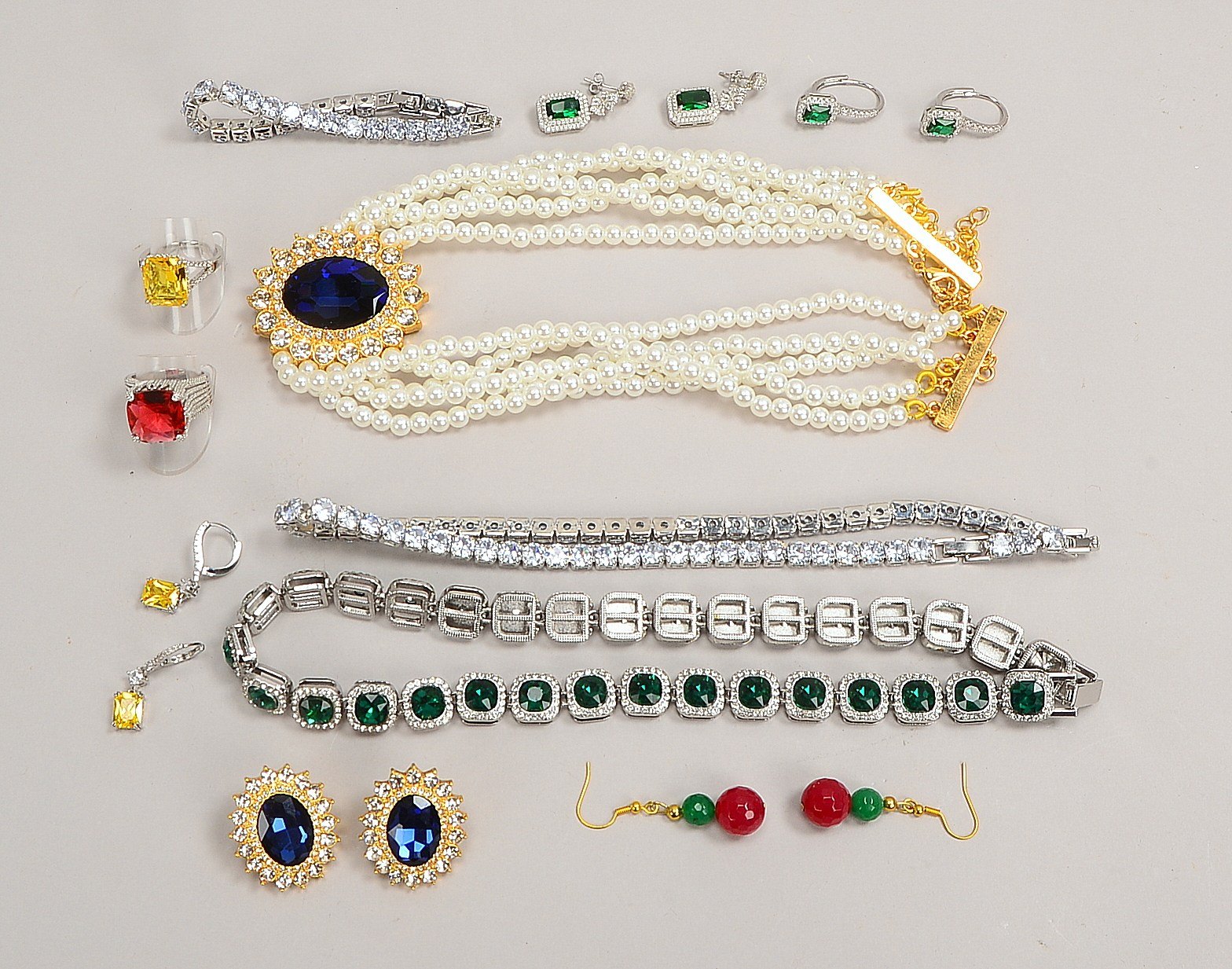 Modeschmuck-Konvolut: 3x Colliers, Armband, 2x Ringe, und 5x Ohrschmuck