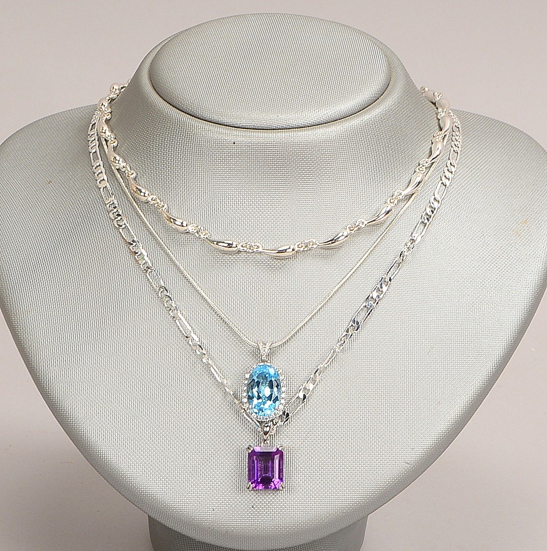 3 Halsketten, 925 Sterlingsilber, davon 2x mit Anh.: 1x mit Blautopas, 1x mit Amethyst