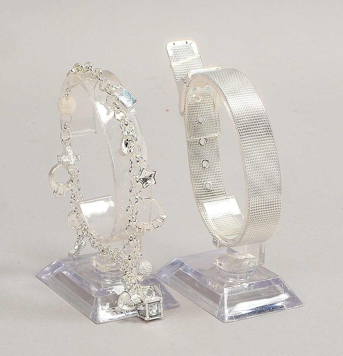 2 Armbänder, 925 Silber: 1x in Gürtelform, 1x als 'Bettelarmband'; Gew. 40 g