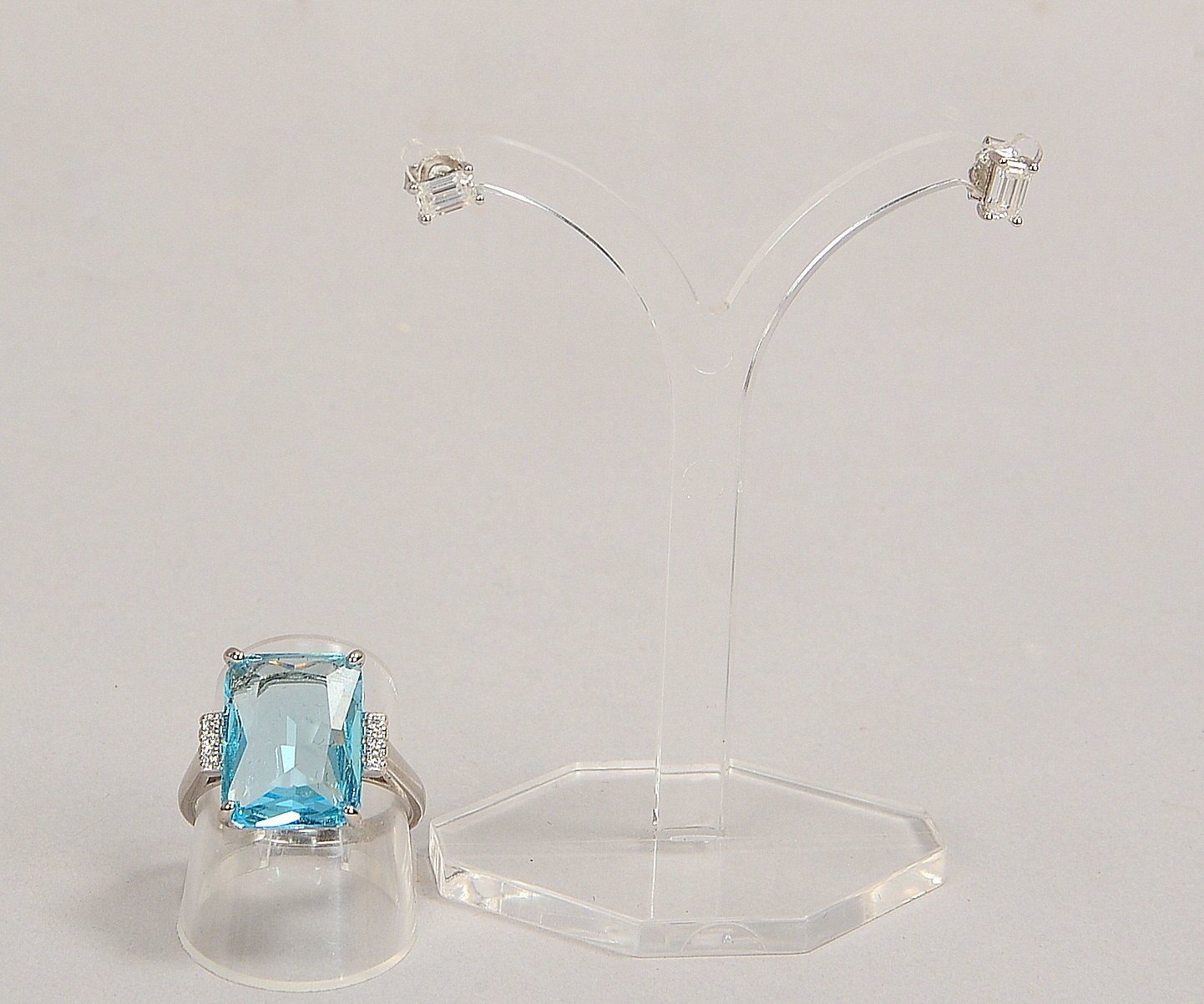 Silberschmuck: Ring mit Blautopas und Zirkonen, und Paar Mossanit-Ohrstecker