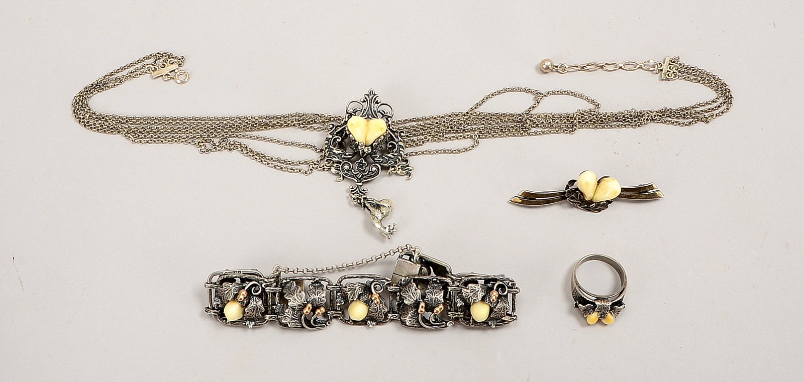Schmuckset, 835 Silber, Grandelbesatz: Halskette, Armband, Brosche und Ring
