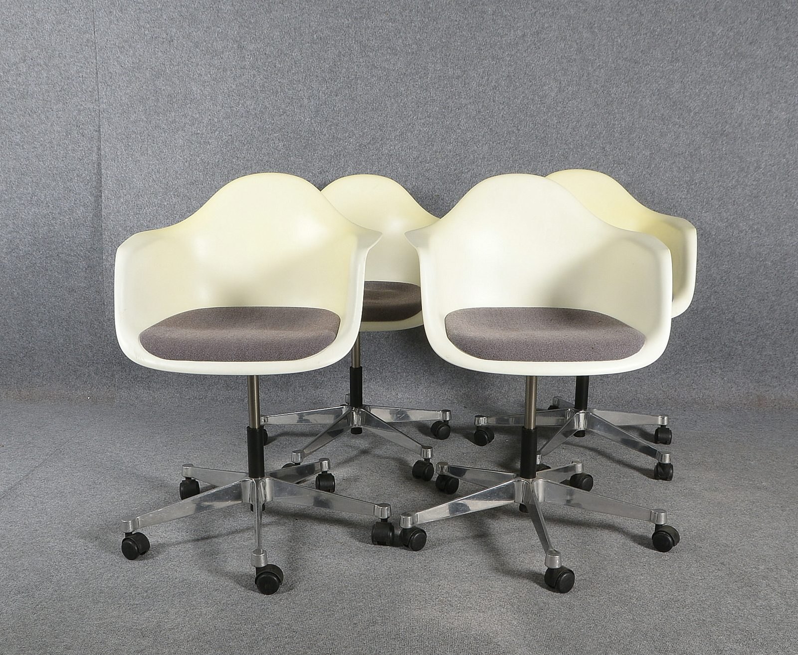 Vitra, 4x Konferenzstühle, 'Pacc', Kunststoff und Aluminium, Entw. Ch. & R. Eames