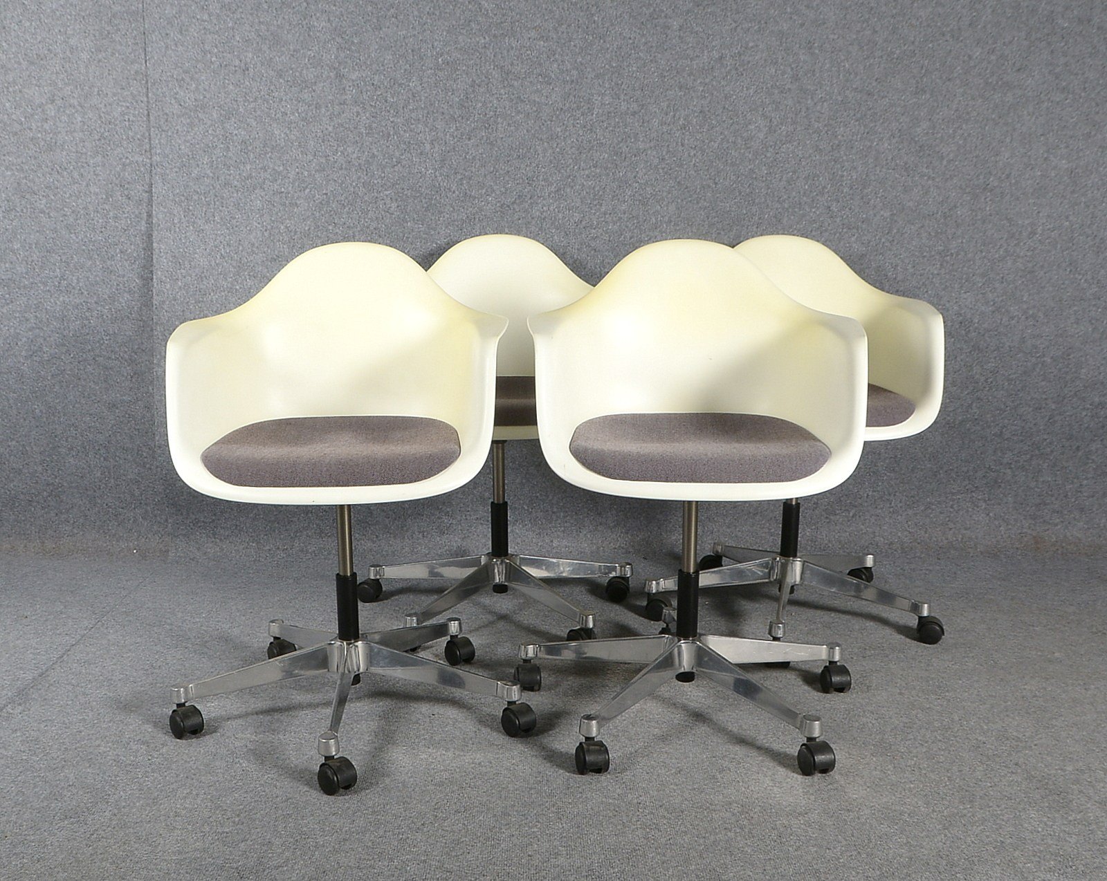 Vitra, 4x Konferenzstühle, 'Pacc', Kunststoff und Aluminium, Entw. Ch. & R. Eames