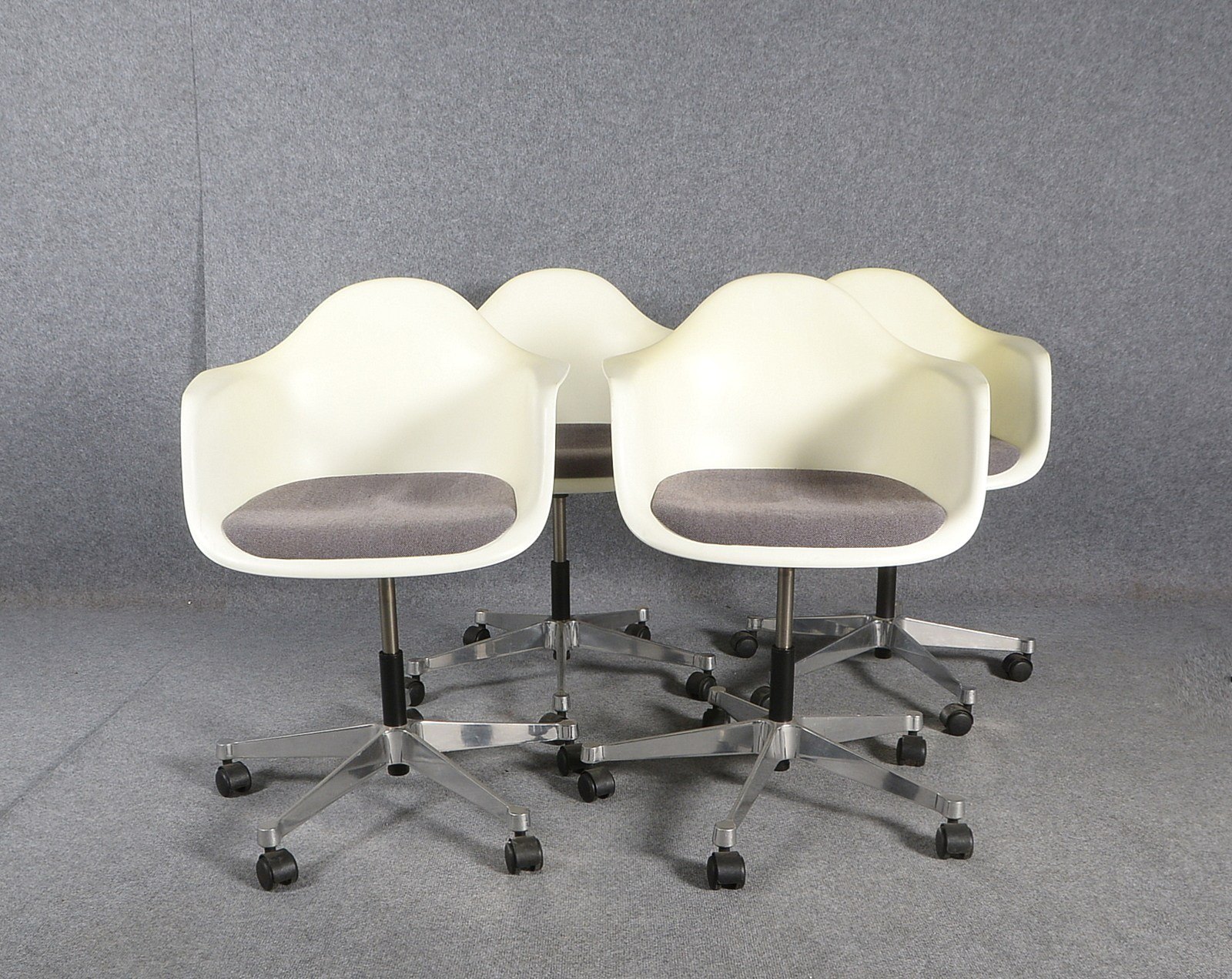 Vitra, 4x Konferenzstühle, 'Pacc', Kunststoff und Aluminium, Entw. Ch. & R. Eames
