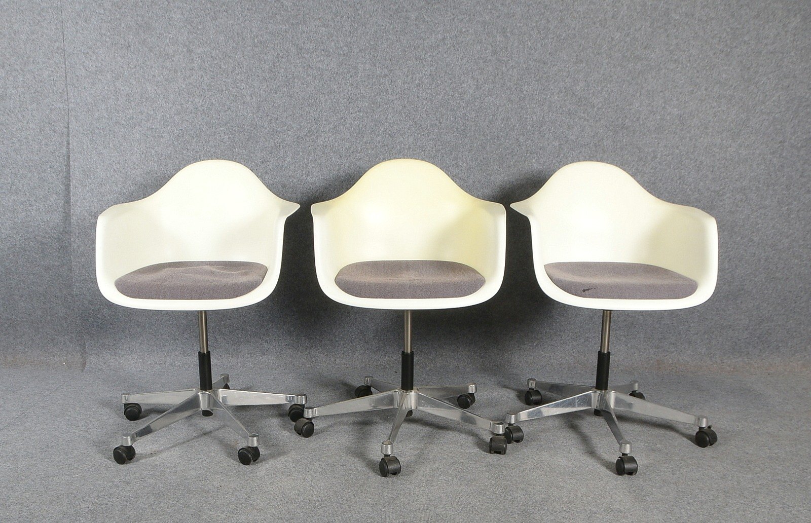 Vitra, 3x Konferenzstühle, 'Pacc', Kunststoff und Aluminium, Entw. Ch. & R. Eames