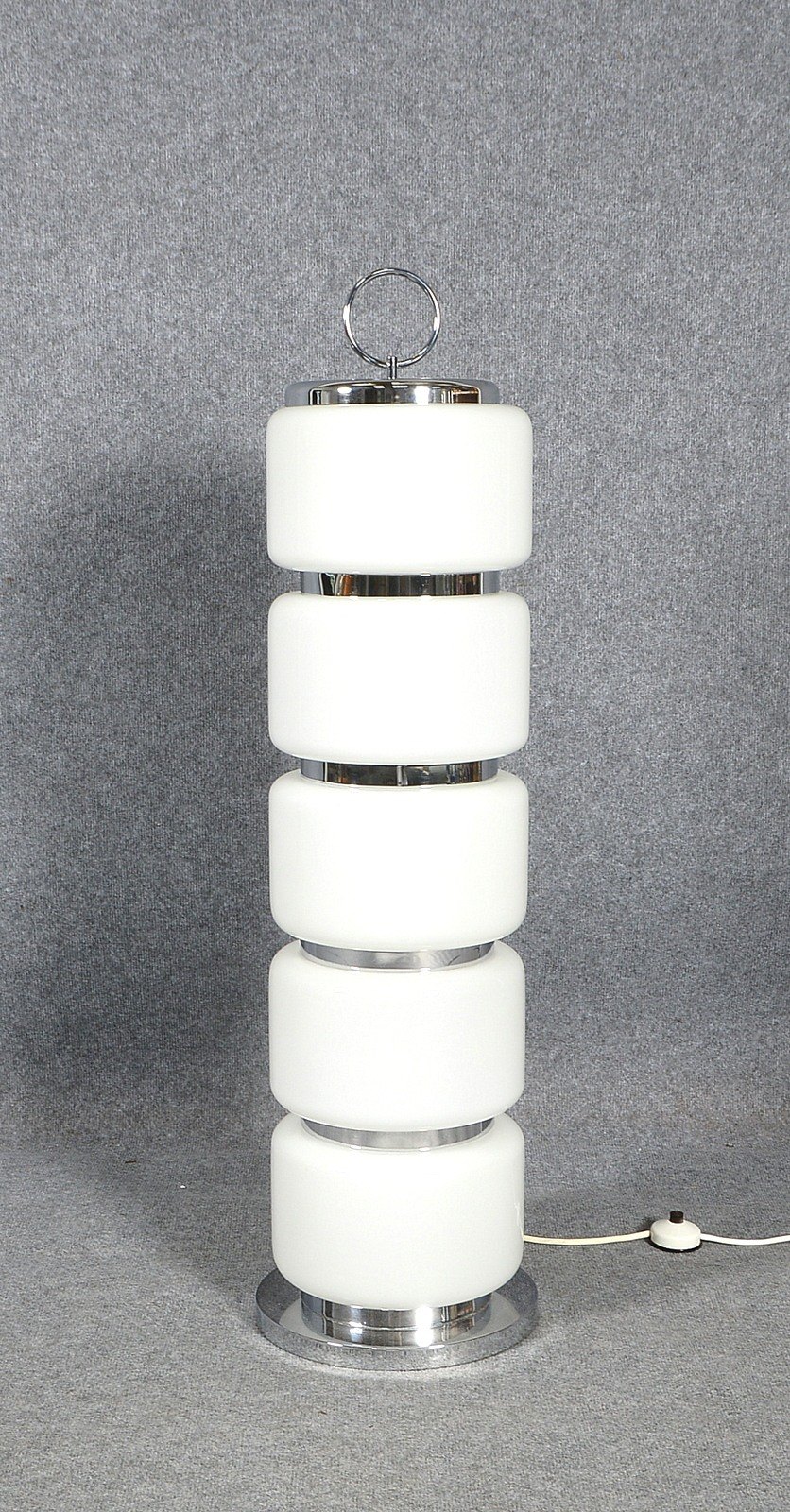 A.V. Mazzega (1970er J.), Stehlampe, 10-fl., verchr. Metall/5x Opalglas-Schirme