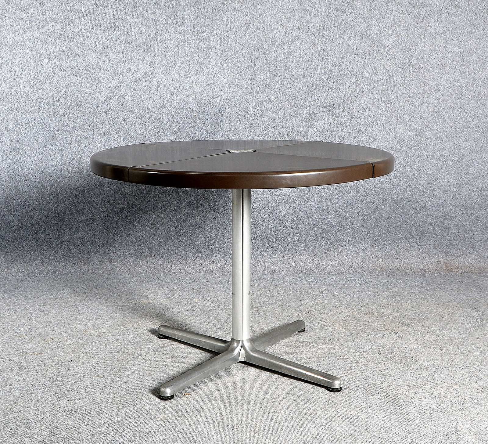 Anonima Castelli (1970er J.), Klapptisch 'Plana', runde 4-tlg. Platte, Entw. G. Piretti