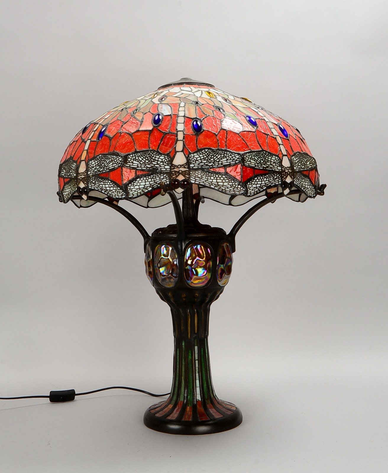 Tischlampe (in Tiffany-Art), 3-fl., massiver Bronze-Fuß, Glasschirm mit Glasmosaik