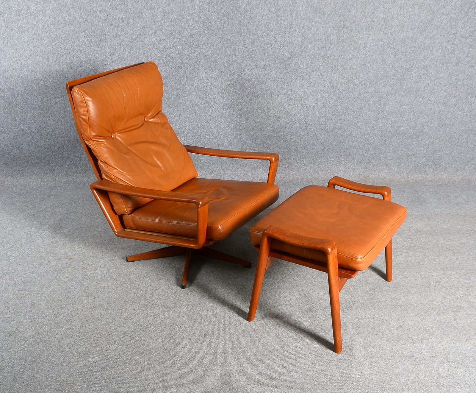 Komfort/Dänemark, Armlehnsessel (1960er J.), Teakholz, brauner Lederbezug