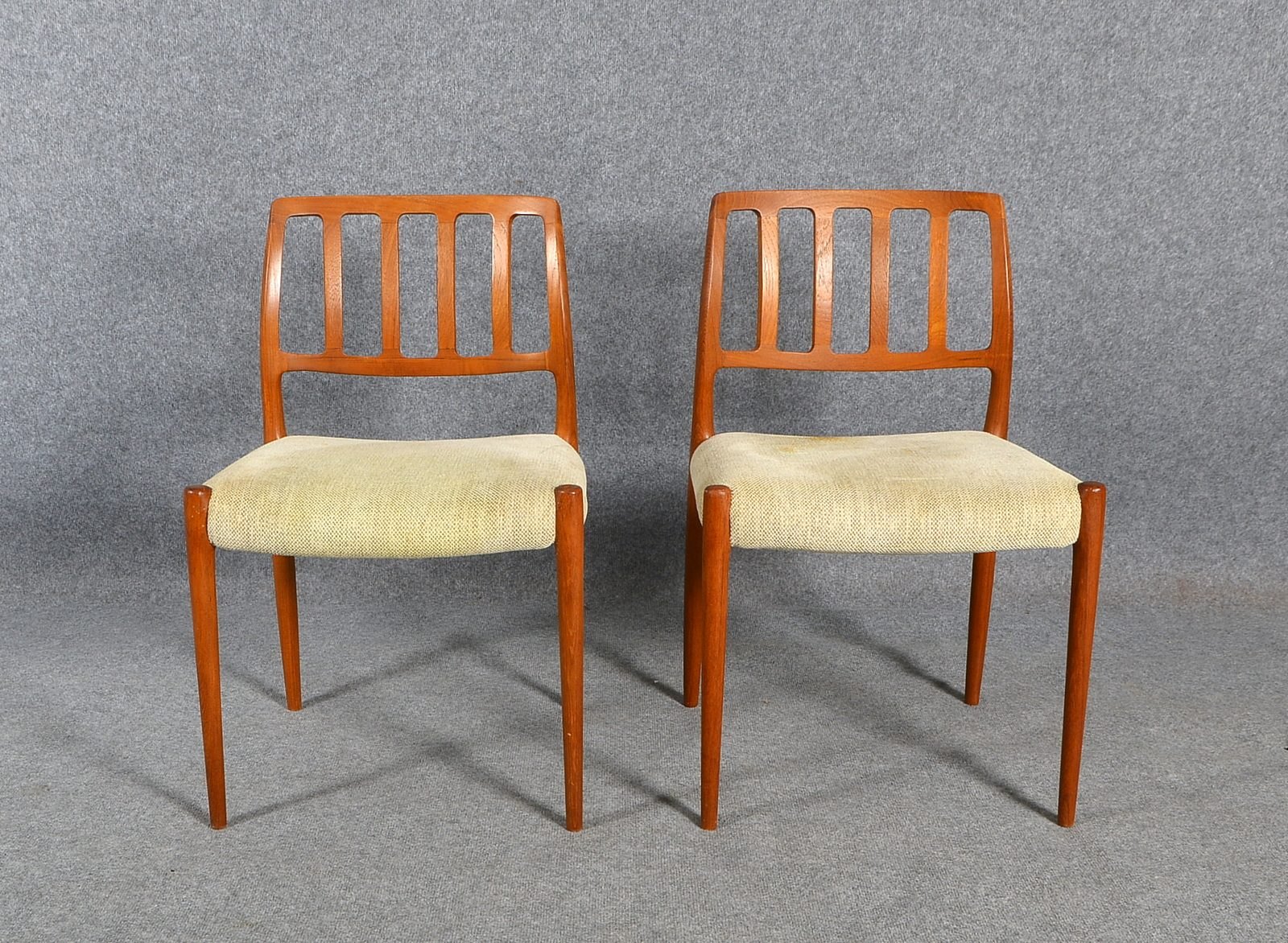 J.L. Møllers, Paar Stühle '63' (1960er J.), Teakholz, beigef. Polsterstoff, Entw. N.O. Møller