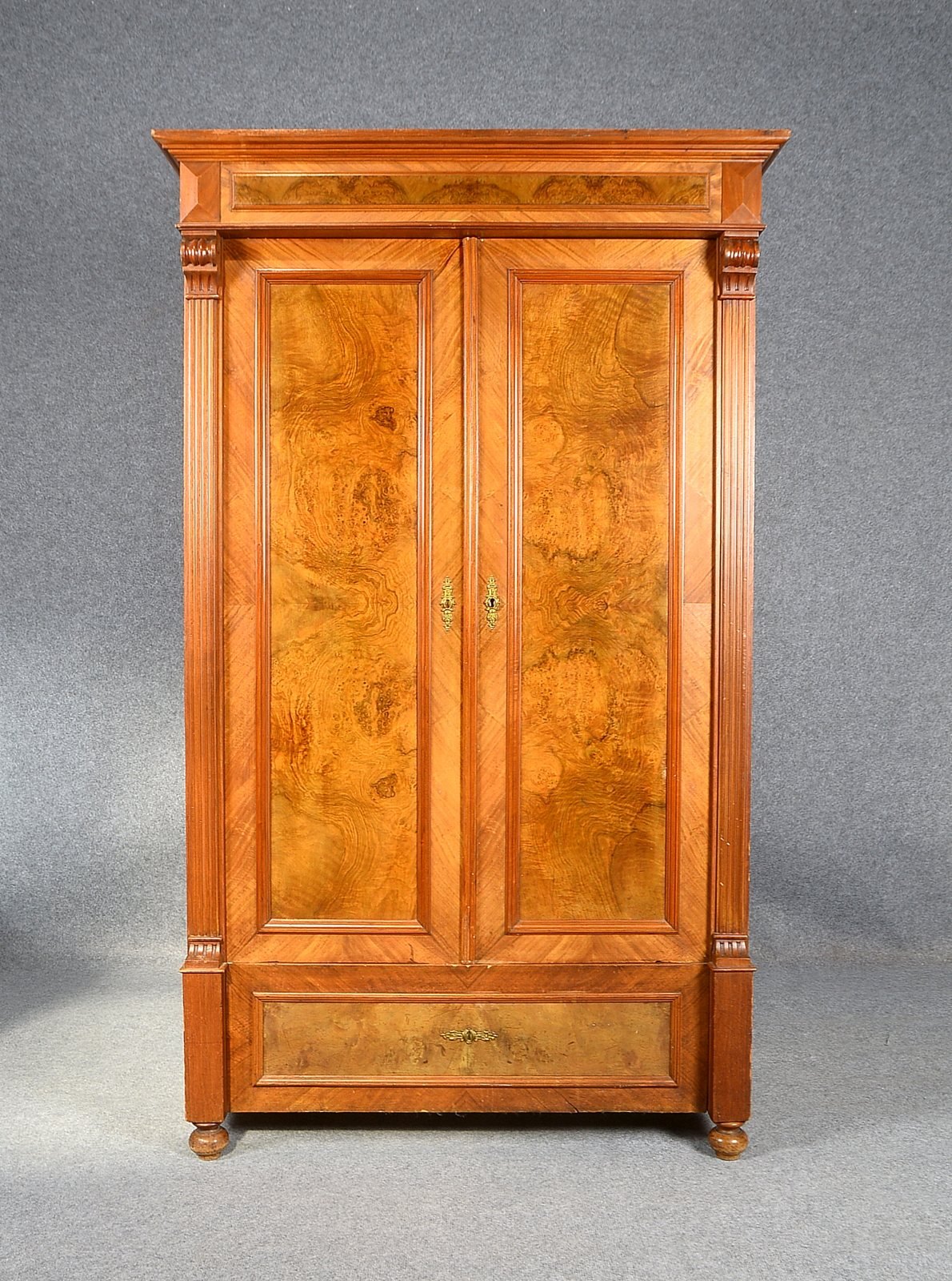 Kleiderschrank (Gründerzeit), Weichholz/Wurzelfurnier, 2-türiger Korpus