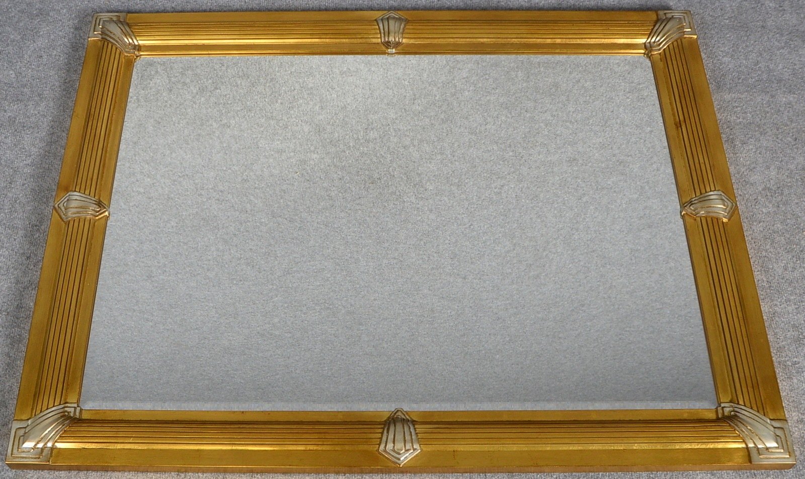 Großer Wandspiegel, fac. Spiegelglas in holzgeschnitztem Rahmen; Maße 110 x 84 cm