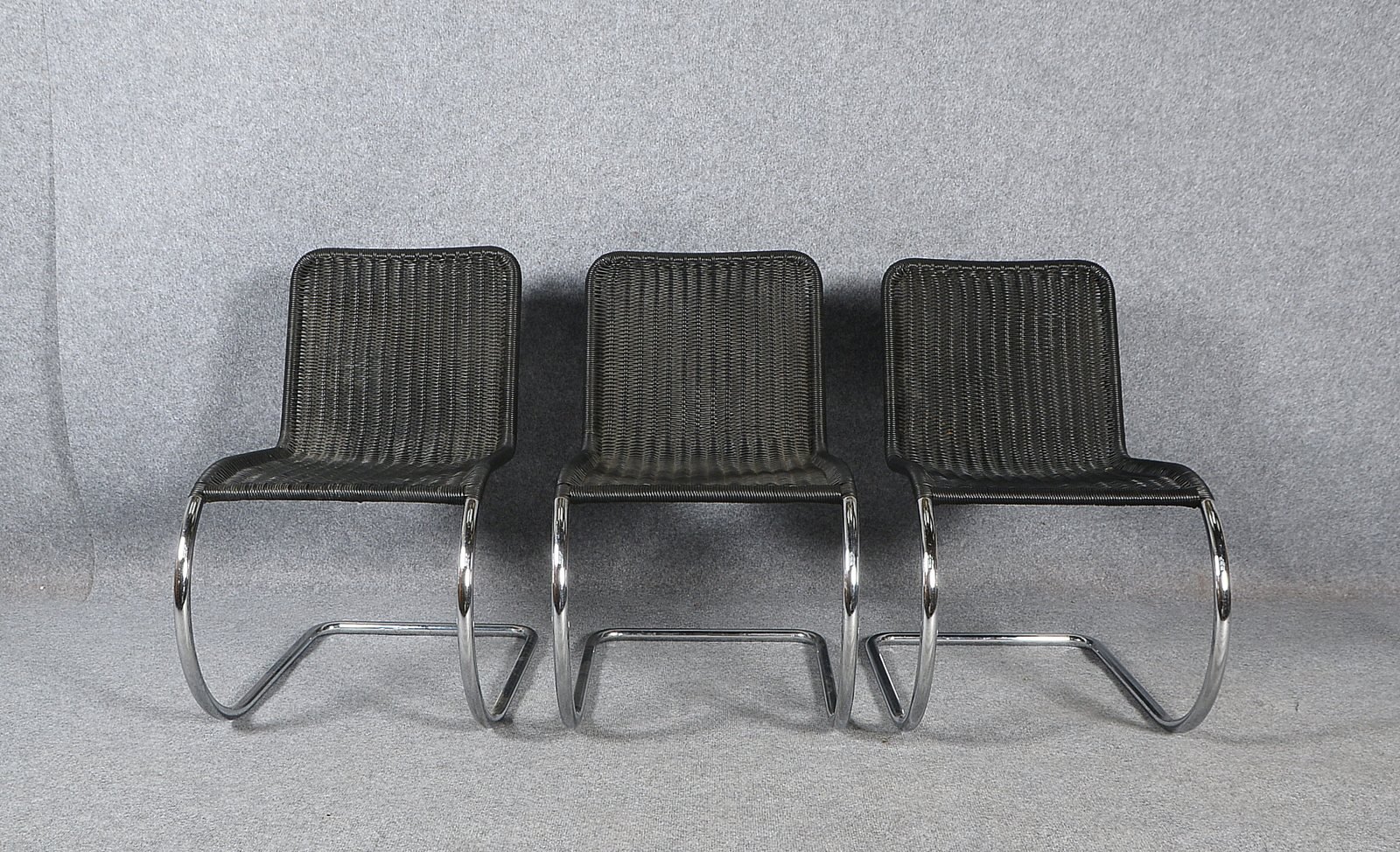 3 Freischwinger, gebogenes Stahlrohr/verchromt, schwarzes Kunststoff-Geflecht