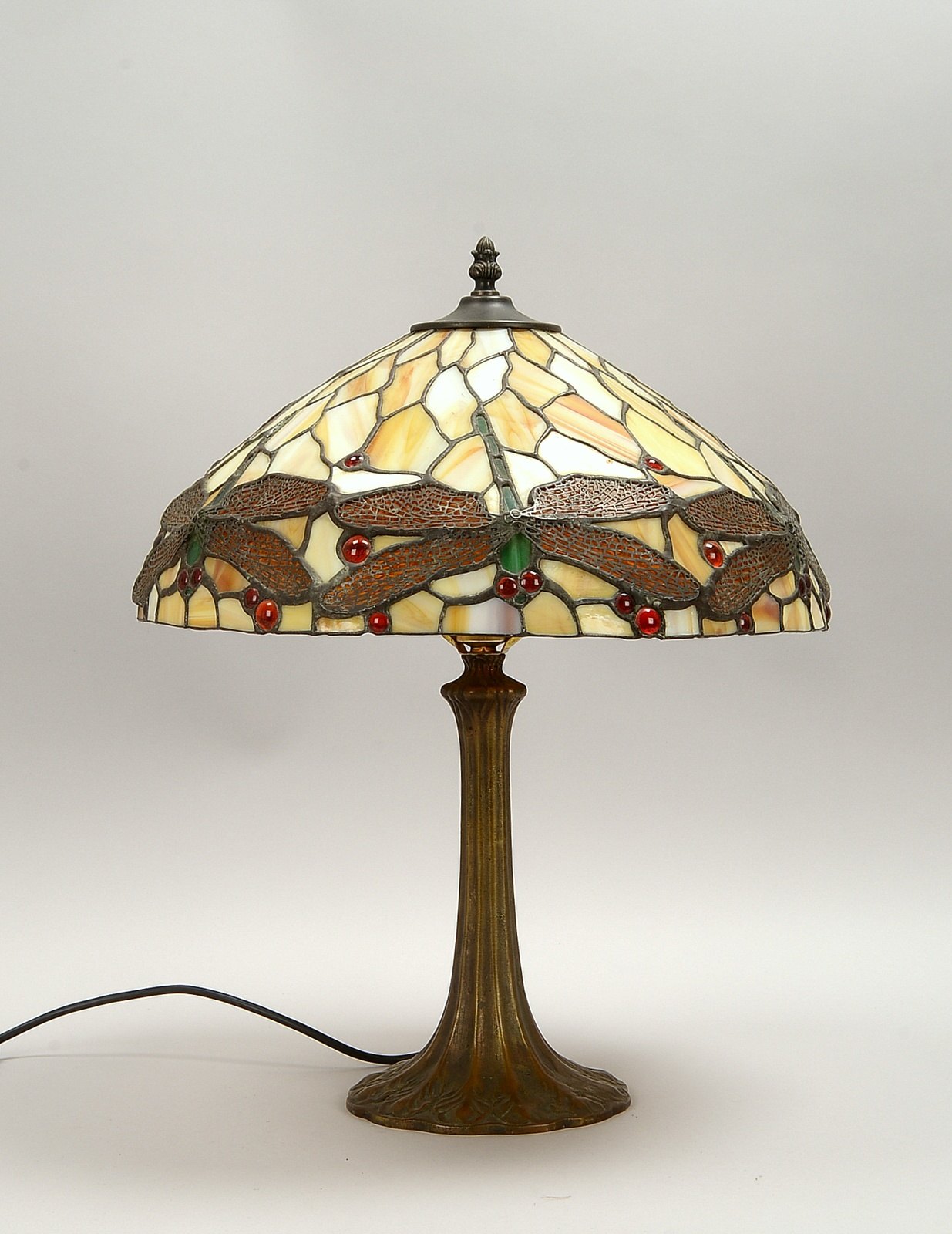 Tischlampe (in Tiffany Art), 1-fl., Bronzefuß, Schirm mit Bleiverglasung ('Libellen')