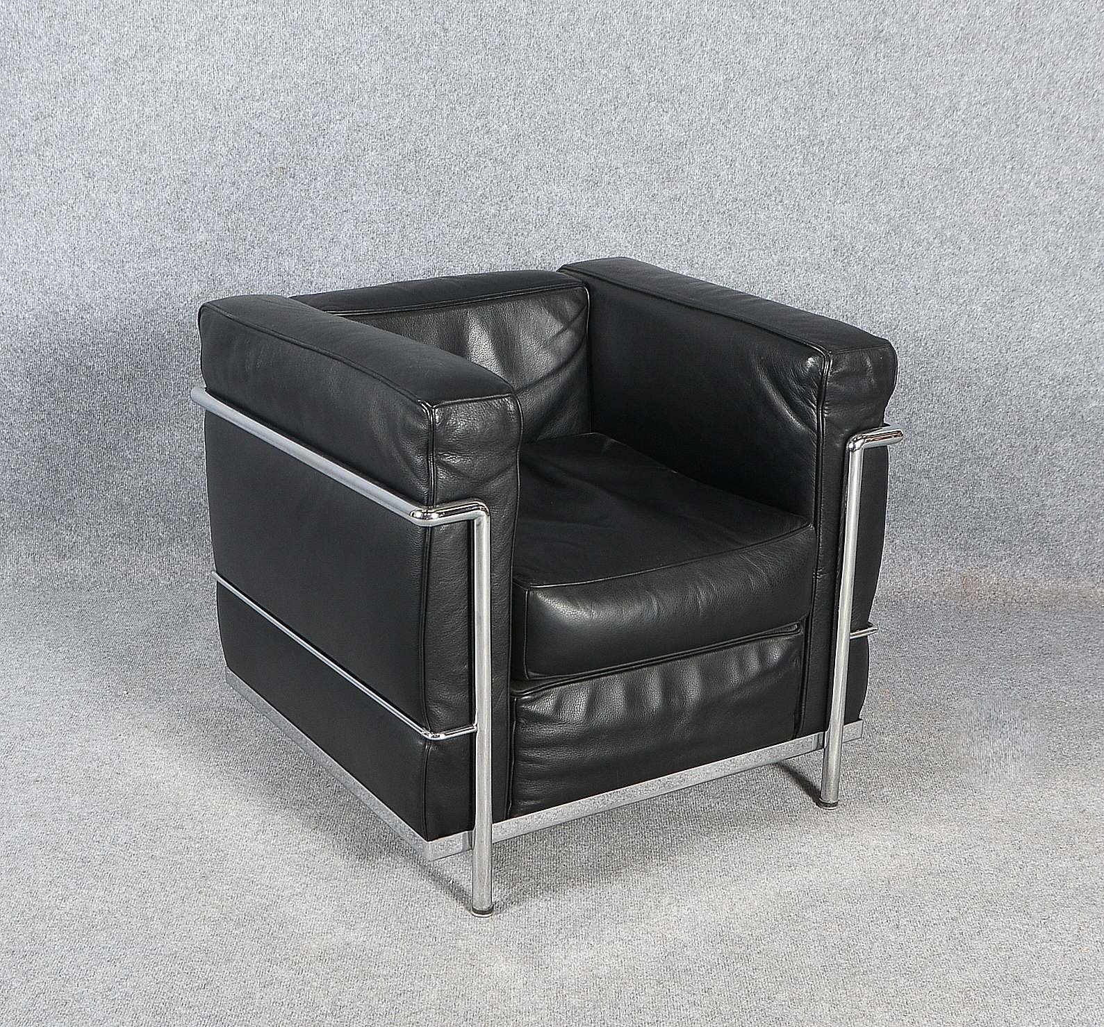 Designer-Loungesessel (nach Le Corbusiers 'LC2'), verchromtes Metall, schwarzes Leder
